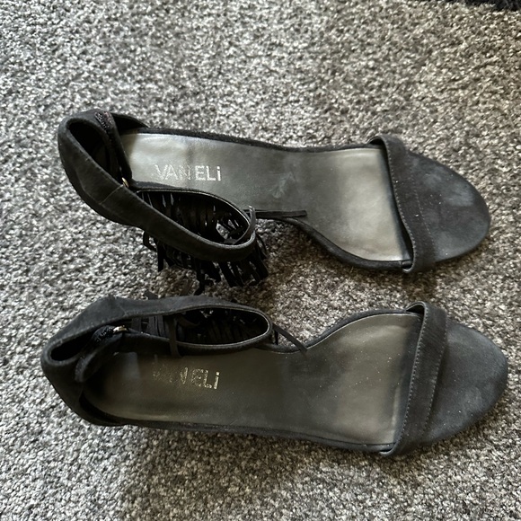 Vaneli Black Suede Fringe Sandals Kitten Heels Size 8.5 Narrow Ladies Shoes - Picture 4 of 12